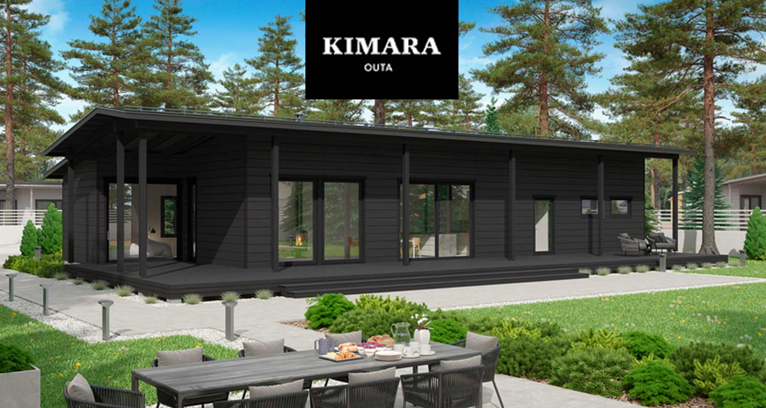 Musta moderni hirsimökki piha-ateriapöydällä, ympärillä vihreä nurmikko ja männikkö.