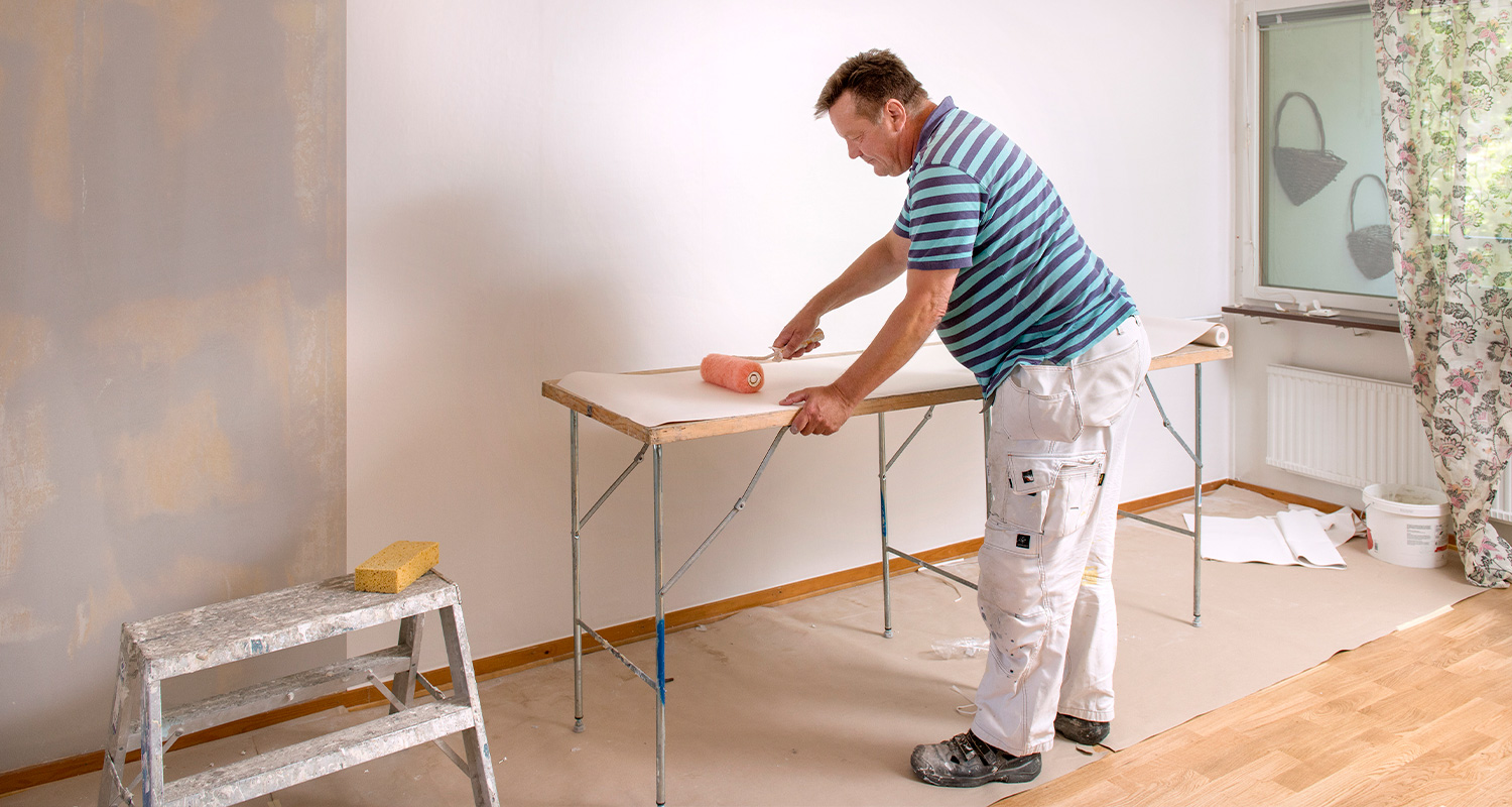 Maalari valmistelee maalauskohdetta Nonwoven-tuotteella.