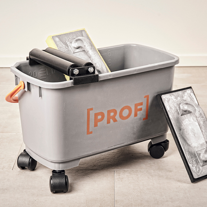 Harmaa pyörällinen PROF-ämpäri oranssilla logolla, laastinlastoilla ja sienellä