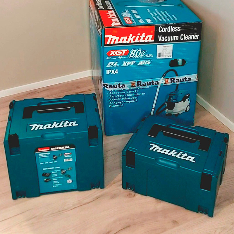 Ammattilaisella testissä betonihiomakonesetti, jossa: betonihiomakone Makita GA023GM204 40V XGT 2x4,0Ah, Bluetooth-siru Makita AWS-koneisiin, Akkumärkä-kuivaimuri Makita VC006GMZ01 M-luokka 40V XGT sekä akku- ja laturipaketti, tuotteet yksittäin K-Raudasta