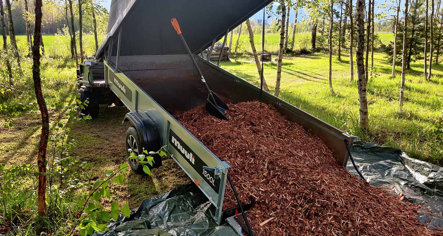 Kuorikatekuorman purkaminen maahan Muuli 1500 L kuomullisesta peräkärrystä