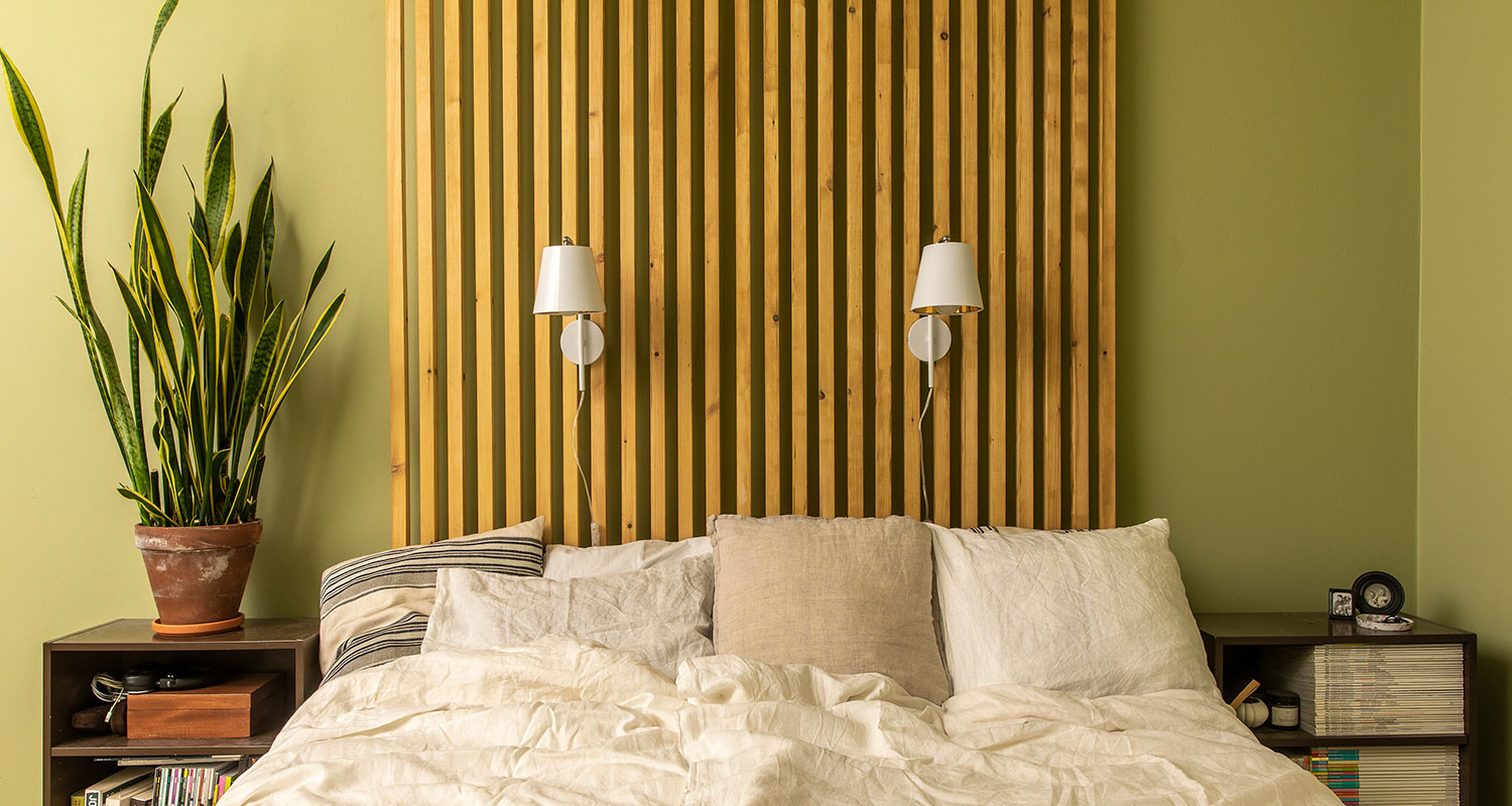 Valmis puinen sängynpääty lukuvalojen kera