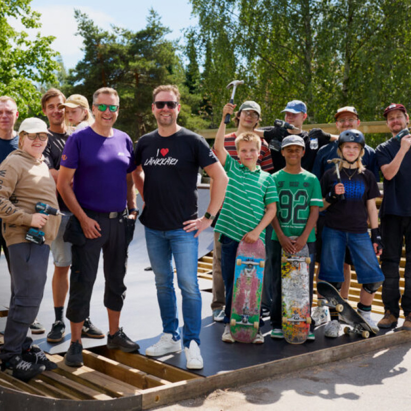Kuvassa pieni suuri teko -talkoo joukko. Turun kauppiaan Sami Aalto ja Juha Jylli kunnostivat skeittirampin. 