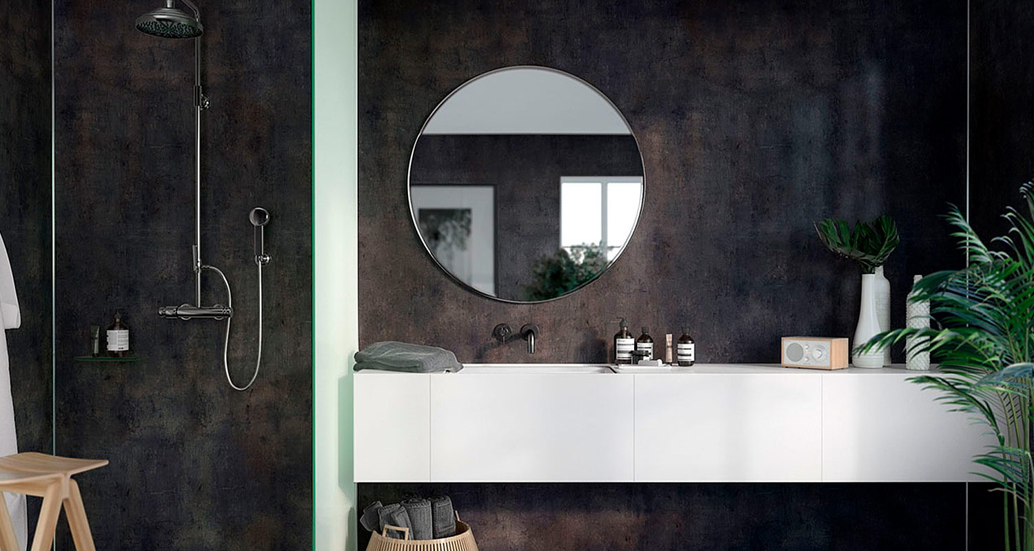 Tummanruskeaa Fibo-levyä kylpyhuoneen seinässä