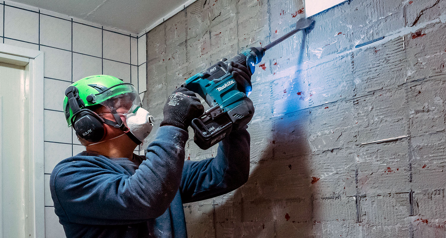 Makitan piikkauskone DHK180Z kylpyhuoneen seinälaattojen piikkauksessa