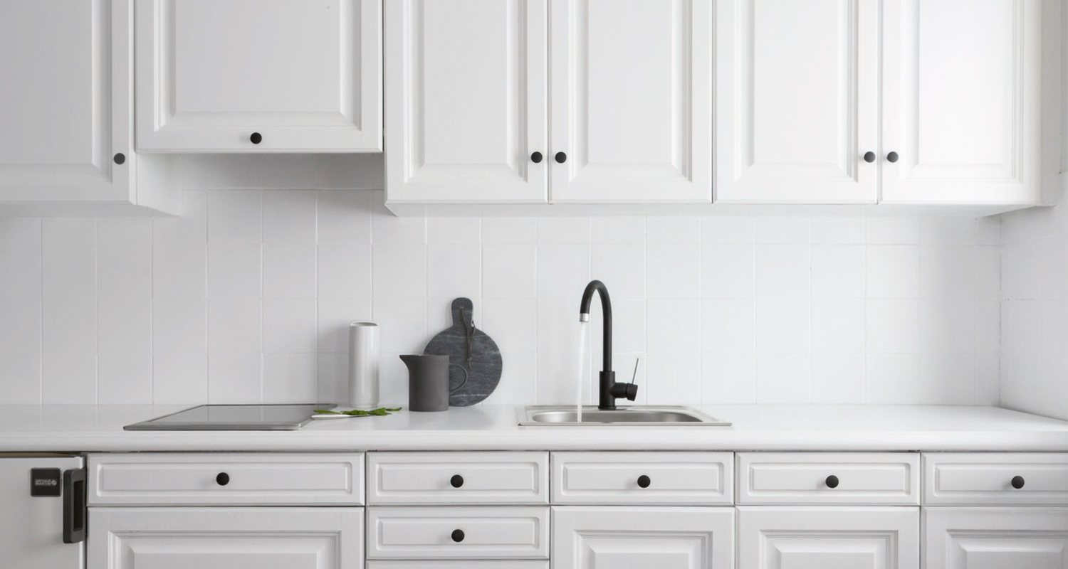 Valkoisella V33-maalilla maalatut keittiön kaapit ja välitila