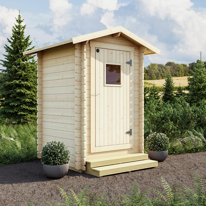 Vaalea puinen ulkorakennus pihalla, oven pieni ikkuna, ruukkuistutuksia ja metsää taustalla.