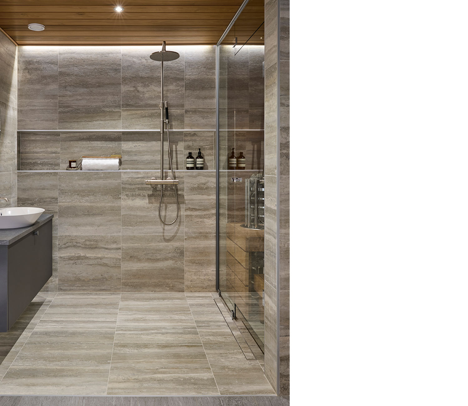 dekostudio-referenssi-talotehtaan-showroom-vantaa-kylpyhuone-travertino-laatta-krauta-ak