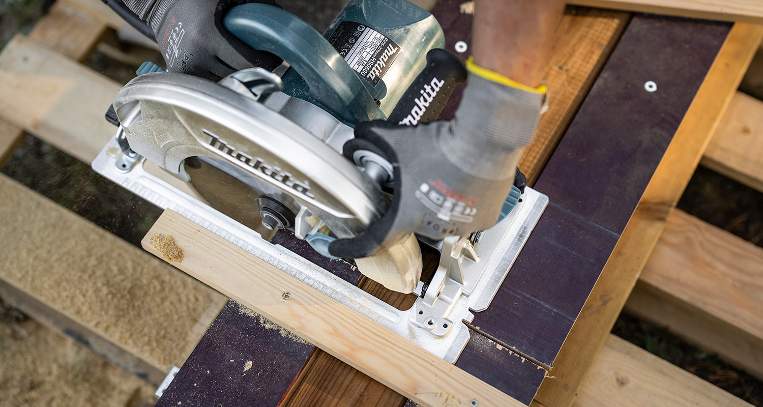 Kukkapenkin perustaminen ja kukkapenkin osien sahaaminen