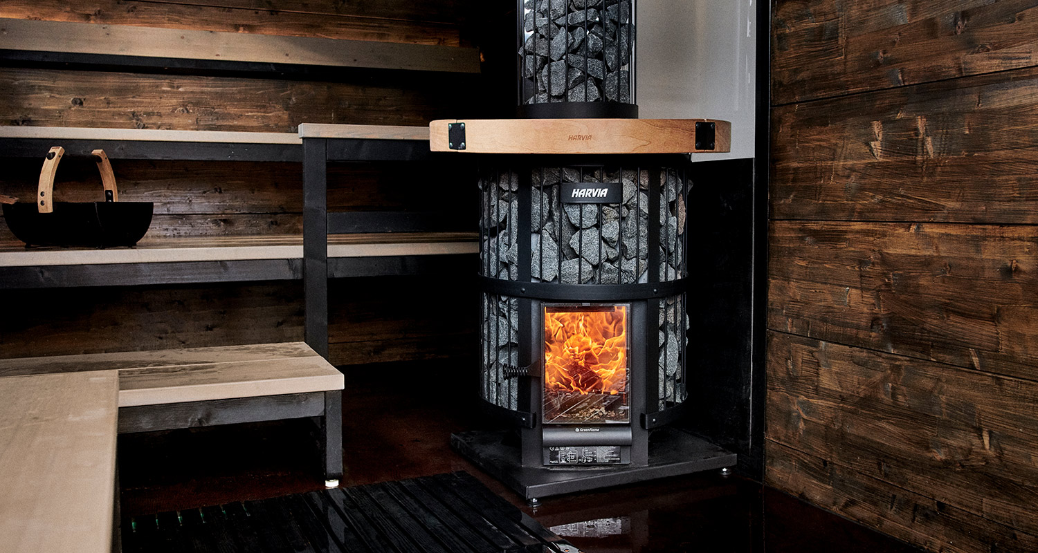 Harvia Legend -puukiuas tunnelmallisessa saunassa