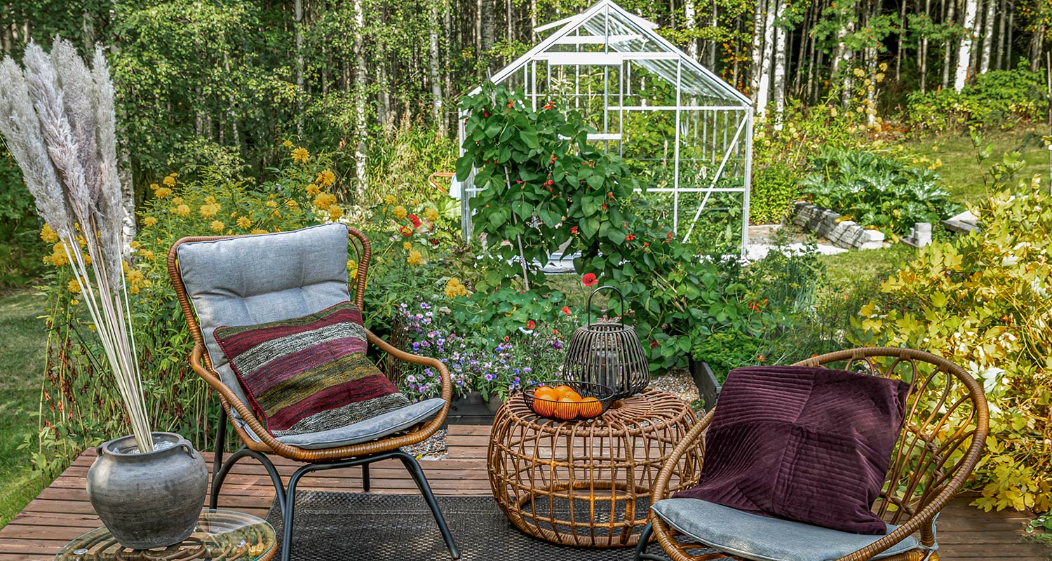 Terassi ja kasvihuone taustalla