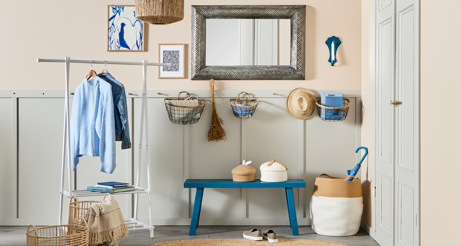 Kuvassa eteinen, jonka sisustus on toteutettu 60-30-10-sääntöä noudattaen.