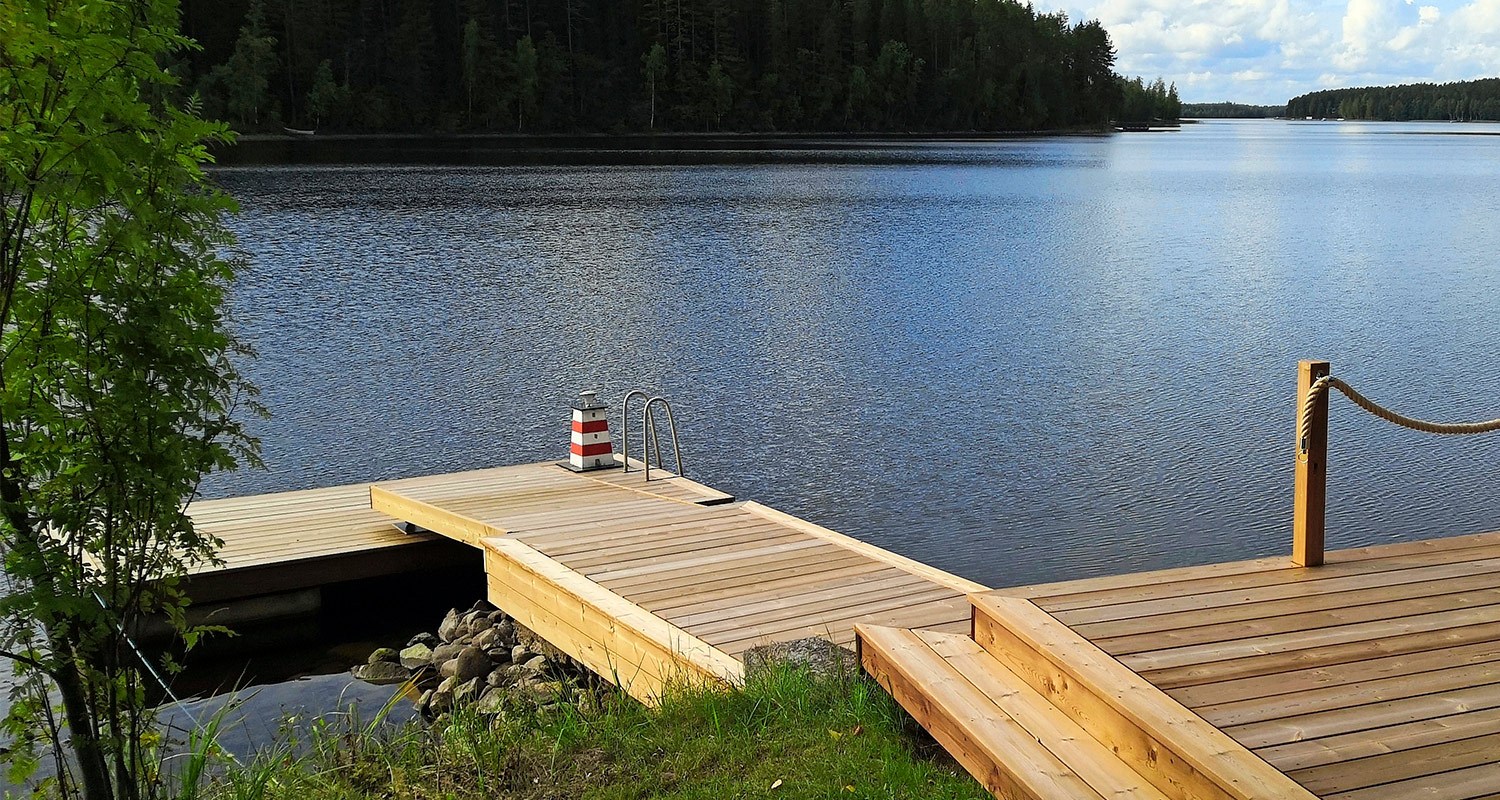 Laiturin rakentaminen toteutettuna mökkisaunan terassin jatkeeksi.