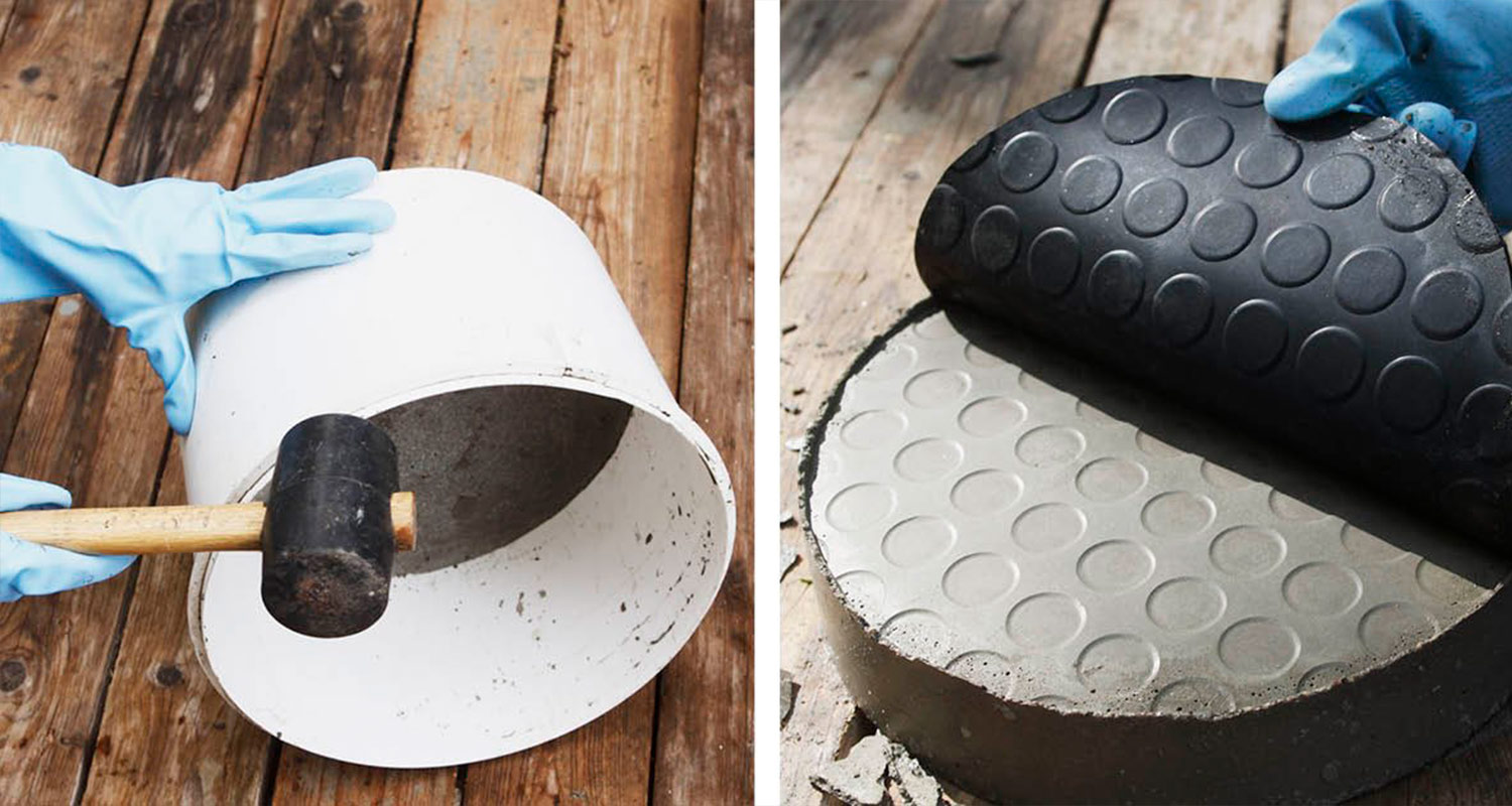 Siniset hansikkaat irrottavat valkoista muottia mustalla kumimatolla kuvioidusta betonikiekosta.