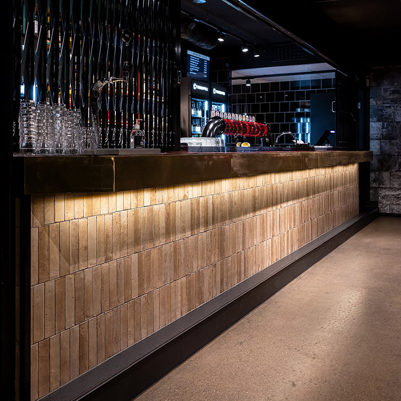 Kuopion Teerenpelin baaritiskissä on käytetty K-Raudan valikoimista löytyviä laattoja. 