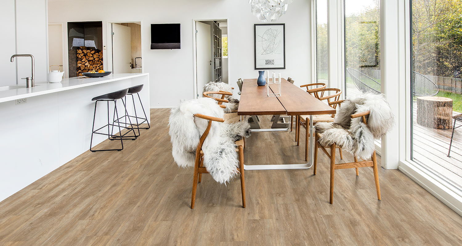 puunvärinen luonnollinen vinyylilankku vaalean ja skandinaavisen ruokailutilan lattiassa