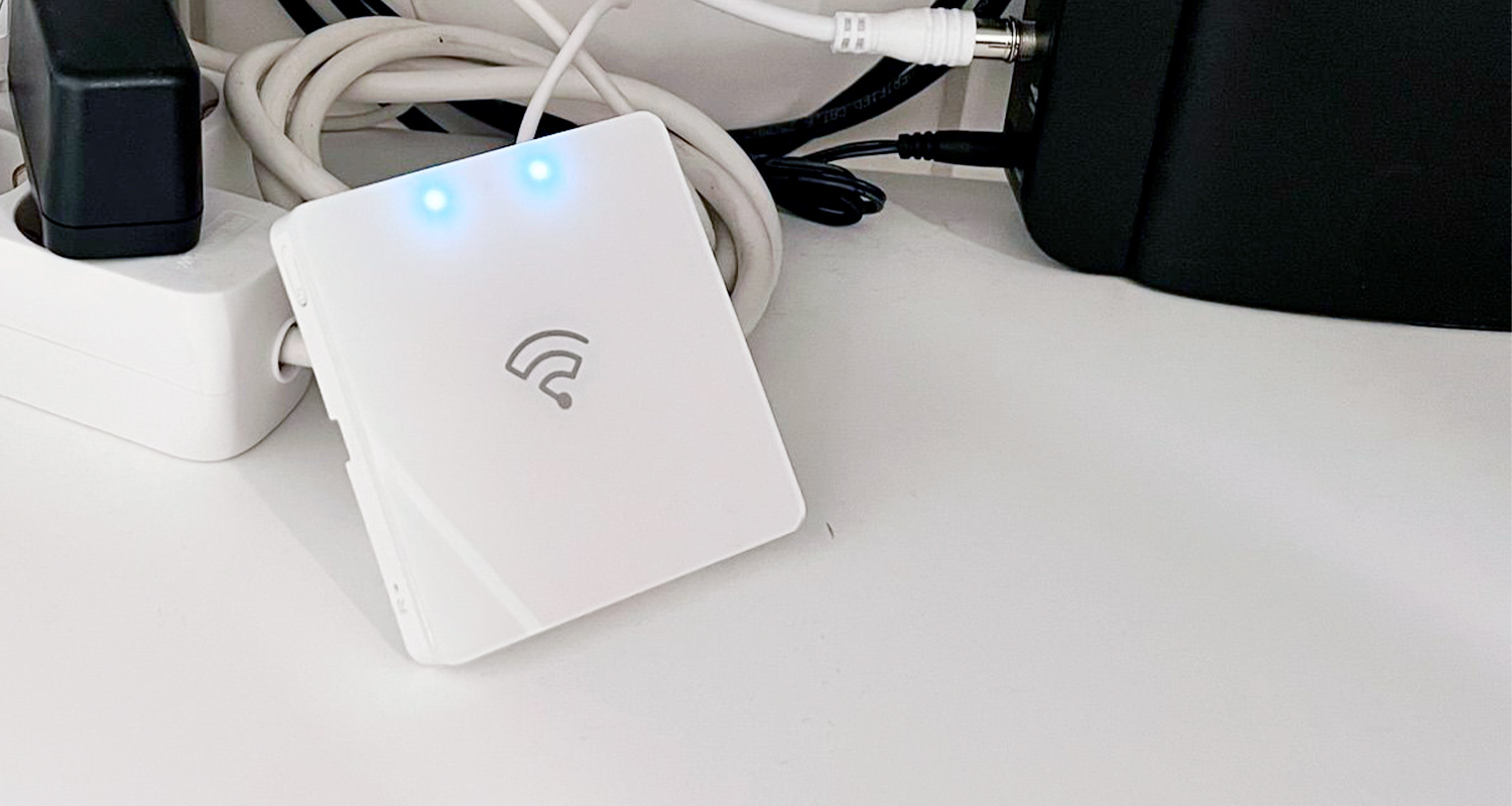 Kuvassa pöydälle asetettuna Wiser-keskusyksikkö muiden Wiser-laitteiden liittämistä varten. Tuote löytyy K-Raudan valikoimista.