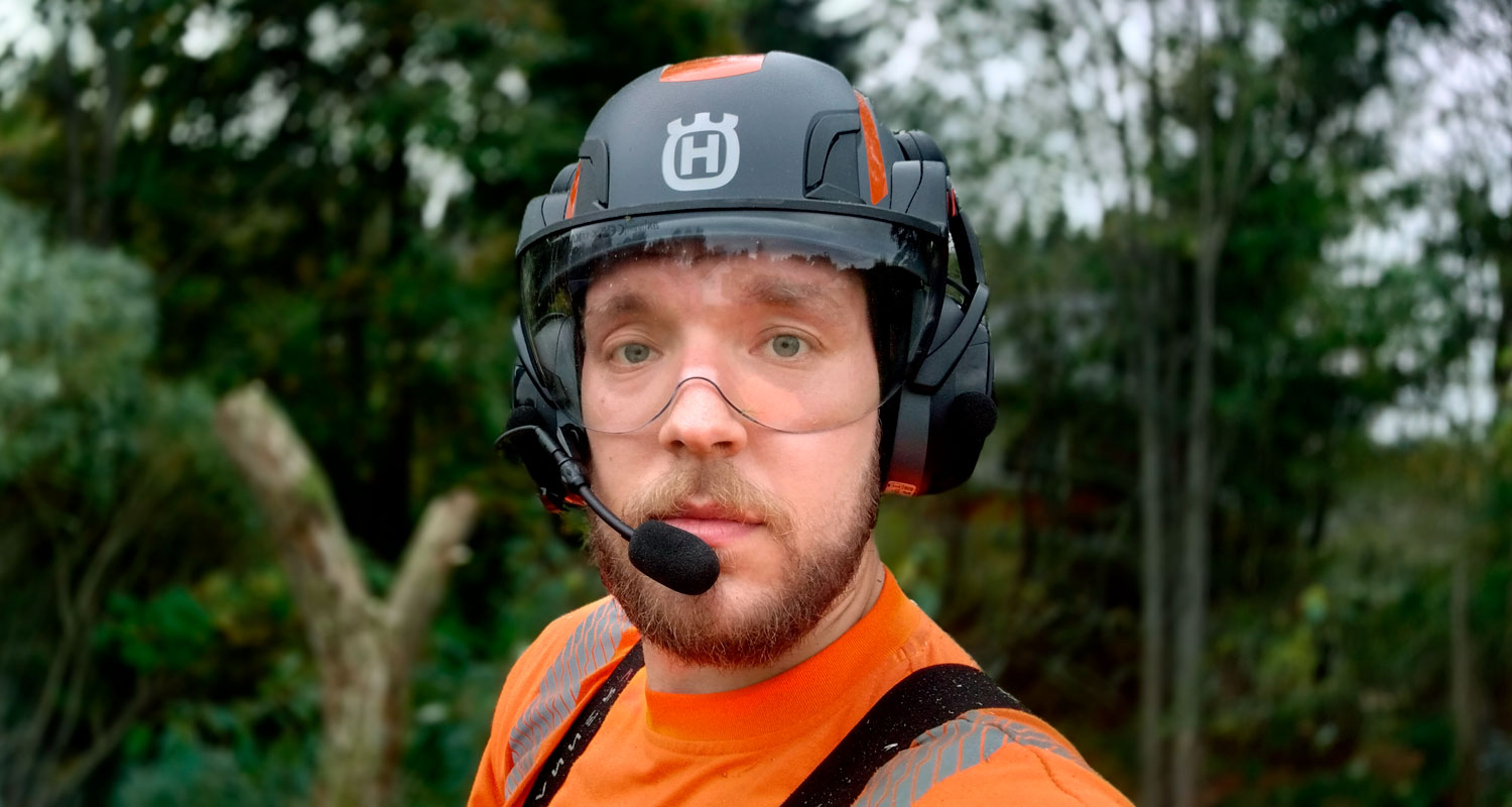 Hellberg Xstream BT LD -kuulosuojaimet käytössä testaajalla kypärän kanssa.
