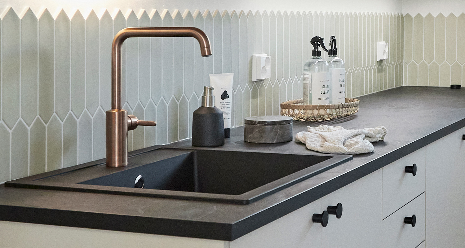 K-Raudan ja Ainoakodin Asuntomessukohteen kodinhoitohuone ja sen kuparinen hana.