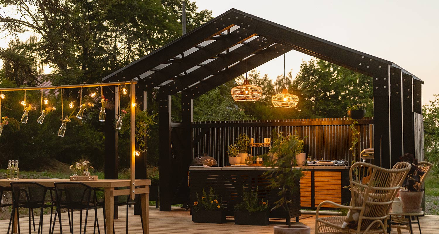 Musta kesäkeittiön katos