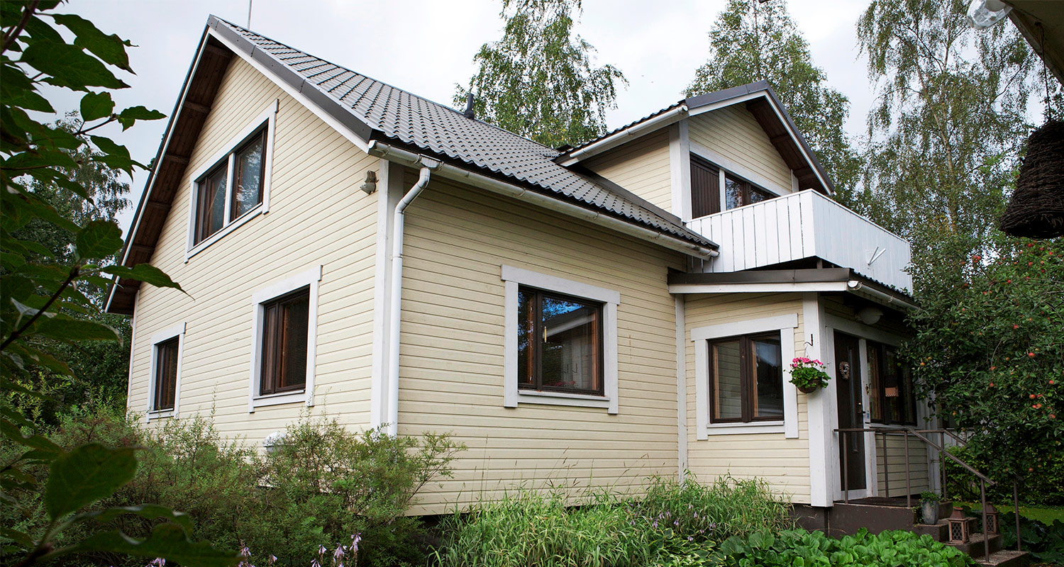 Rintamamiestalo ja siihen sopivat ulko-ovet. Ovet ovat K-Raudan valikoimasta.