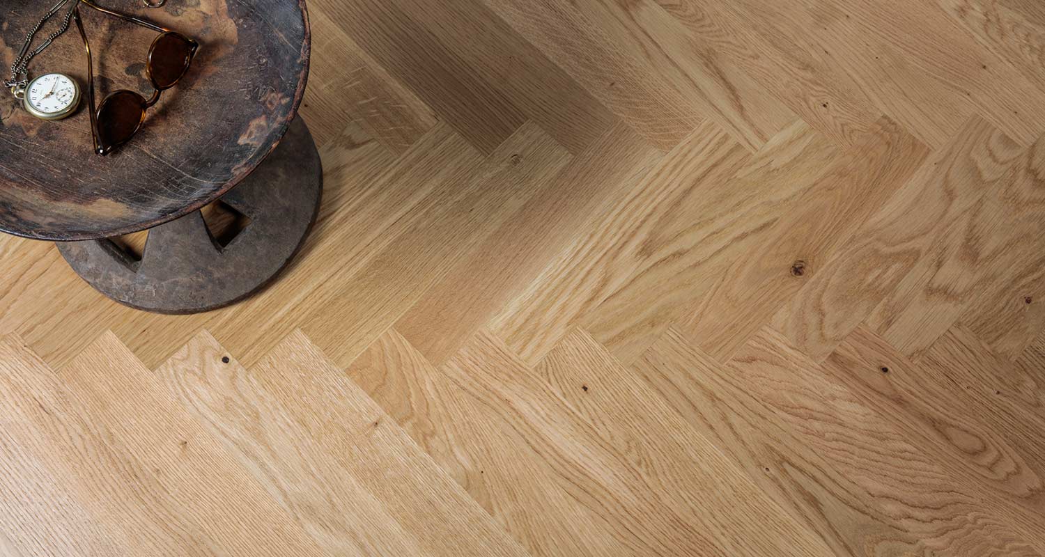 Bjelin Halmstad Rustik tammi mattalakattu kalanruotoparketti on luonnontammen värinen. Kaunis ja elävä valinta kodin lattiaan!