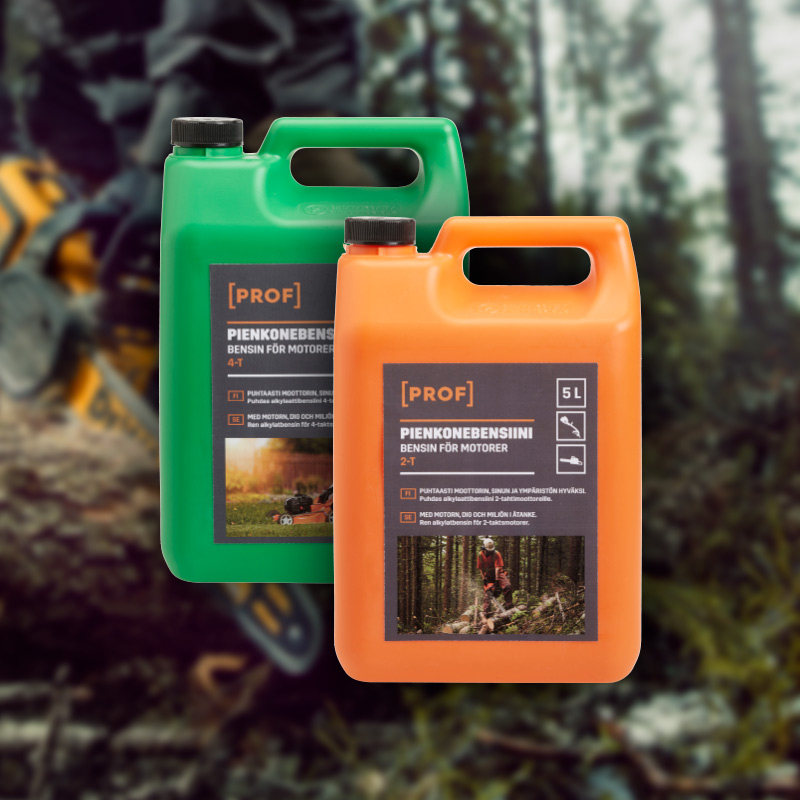 Oranssi ja vihreä 5 l PROF-pienkonebensiinikanisteri metsässä.