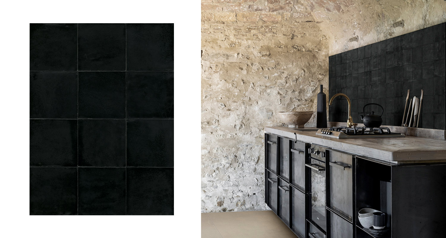 Kuvassa näyttävä, mutta luonnollisella ilmeellä oleva musta Memoria-laatta, joka käy seinään ja lattiaan. 