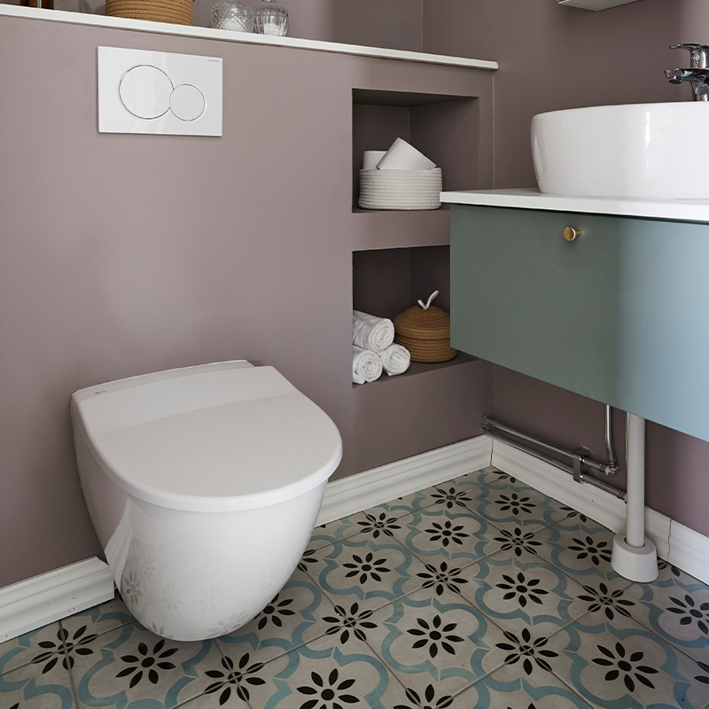 Pieni wc wc-remontin jälkeen. WC-remontti tehtiin K-Raudan tuotteilla.