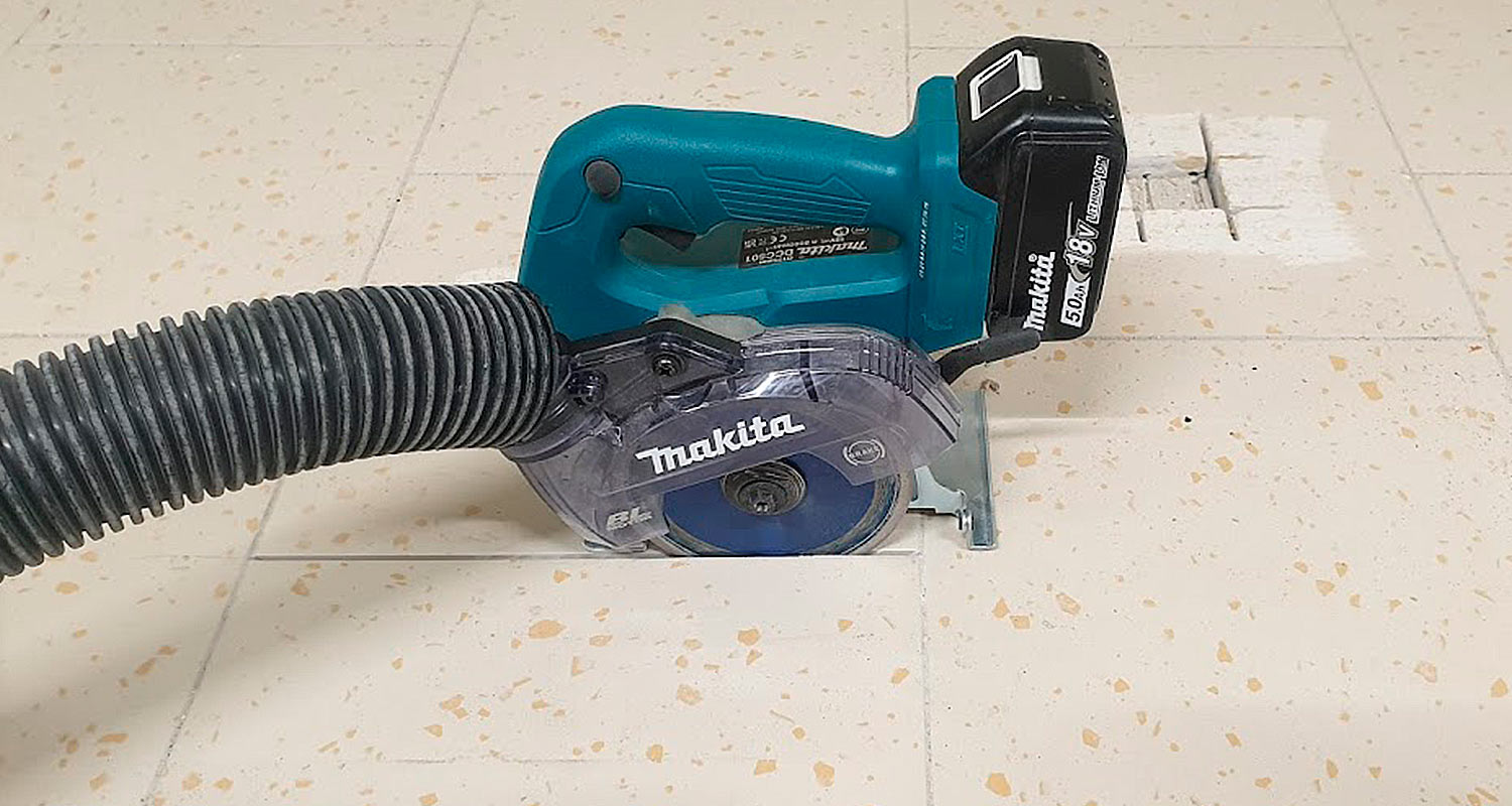 Makitan akkulaattaleikkuri DCC501ZX1 18V laatan leikkauksessa, tuote myynnissä K-Raudassa