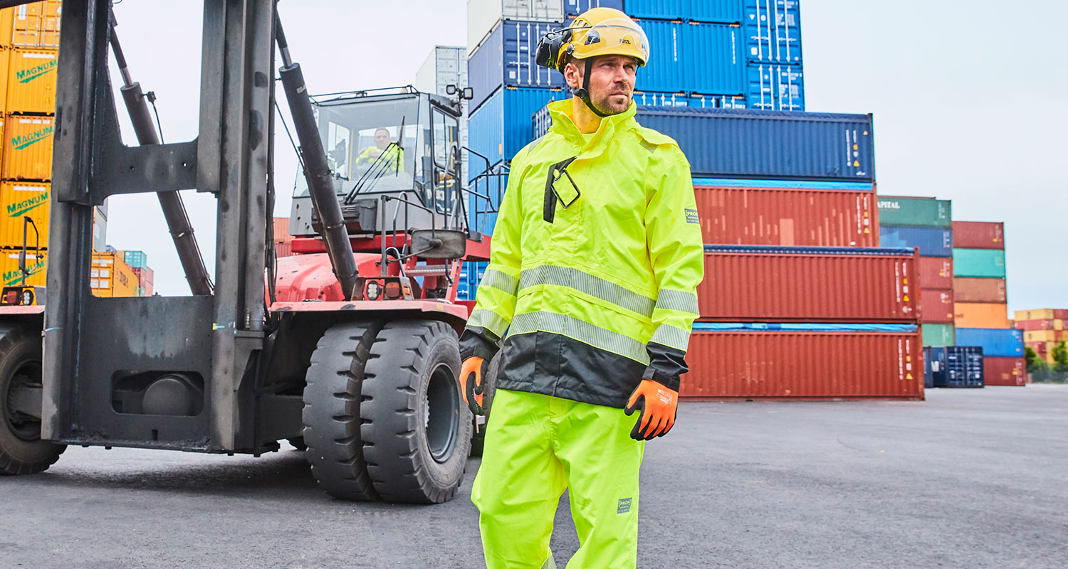 PROF-kuoritakki työmiehellä