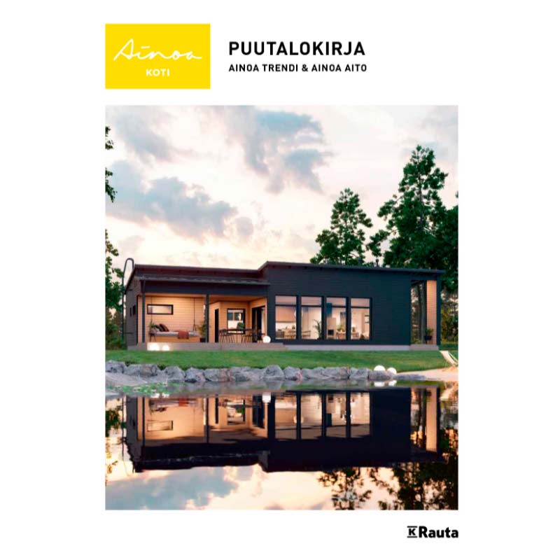 Tummanharmaa moderni puutalo järven rannalla, sisävalaistus heijastuu veteen auringonlaskussa.