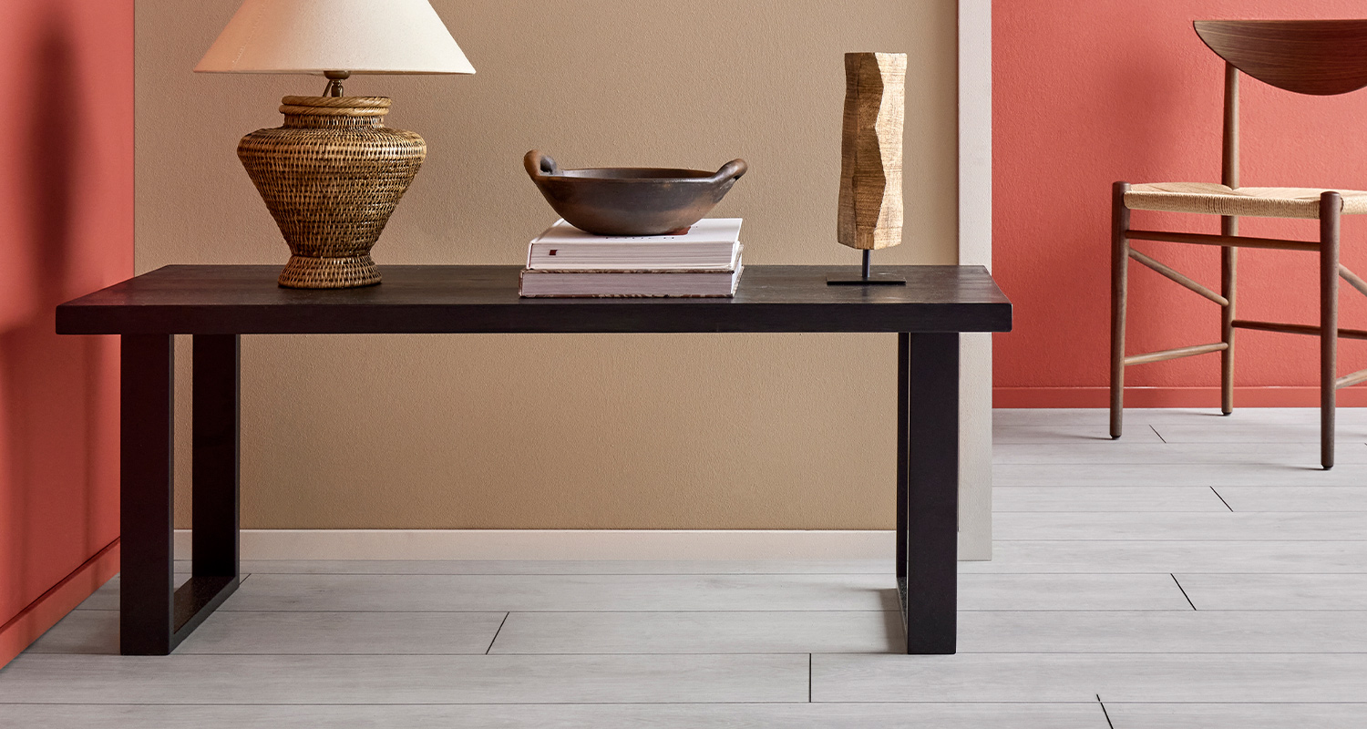 Mustat kalustejalat apupöydän alla. Katso vinkit kalustejalkojen valintaan.