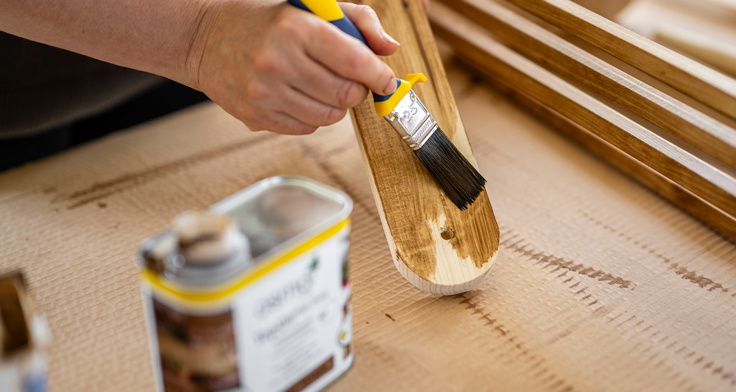 Sadonkorjuukori rakentuu itse. Kuvassa maalataan sadonkorjuukoria