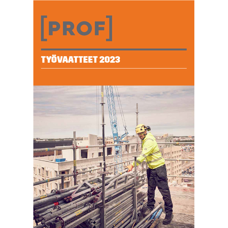 Rakennustyömaalla huomiotakkinen työntekijä kantaa telineputkia, taustalla betonirunko ja nosturi.