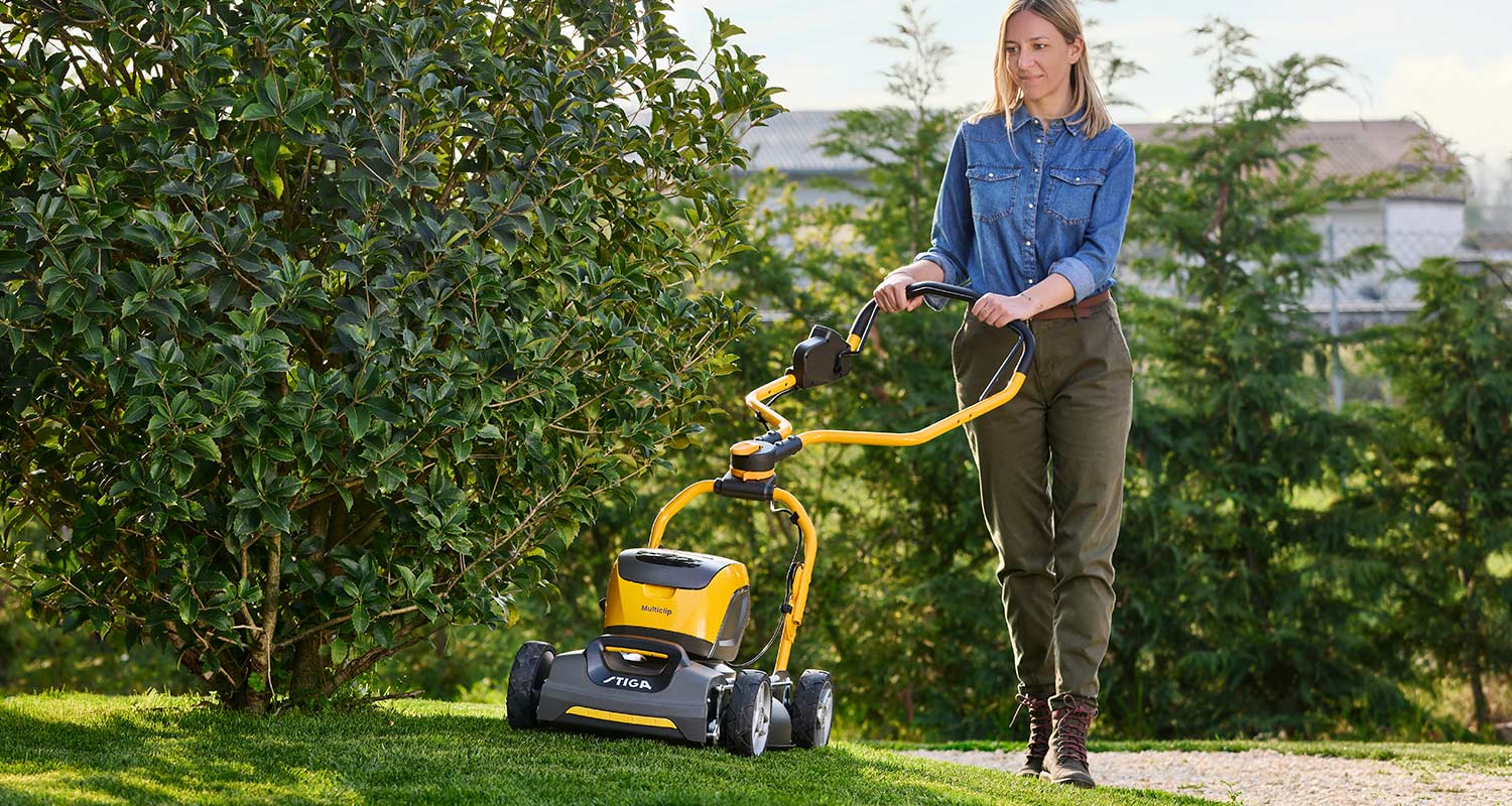 Akkuruohonleikkuri Stiga pihahommissa
