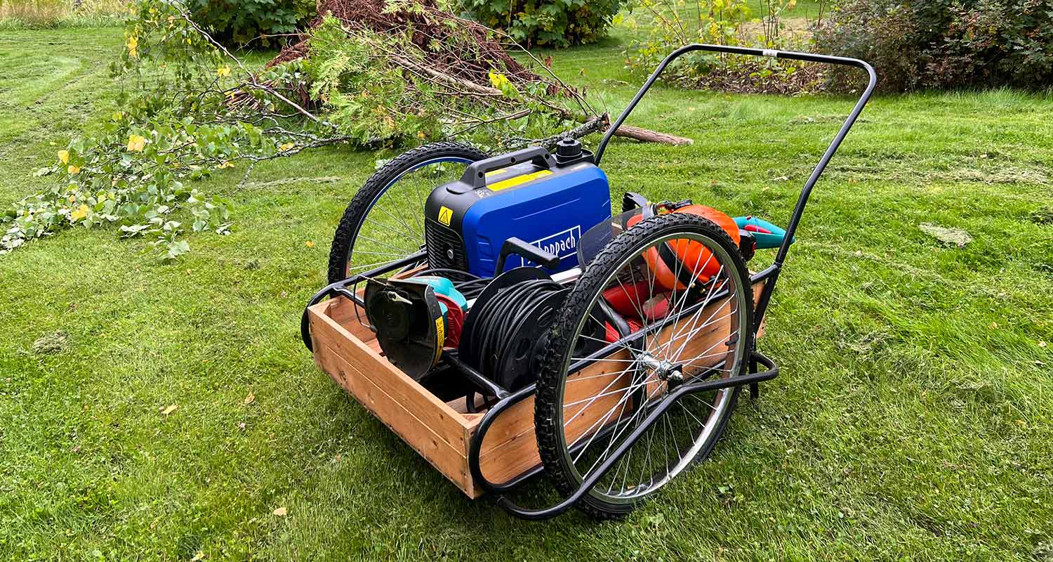 Tuotetestin aggregaatti Scheppach SG2500I 2,0kW kärryssä pihamaalla muiden tarvikkeiden kera