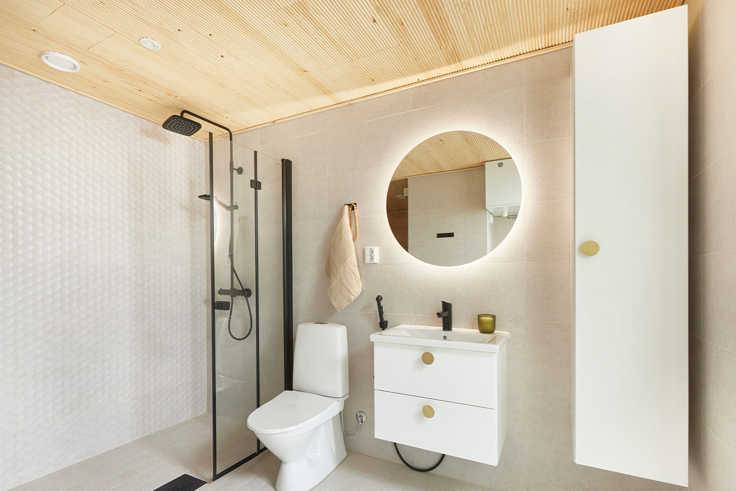 Vaaleassa viihtyisässä kylpyhuoneessa on Keskon valikoimista laatat ja kylpyhuonekalusteet.