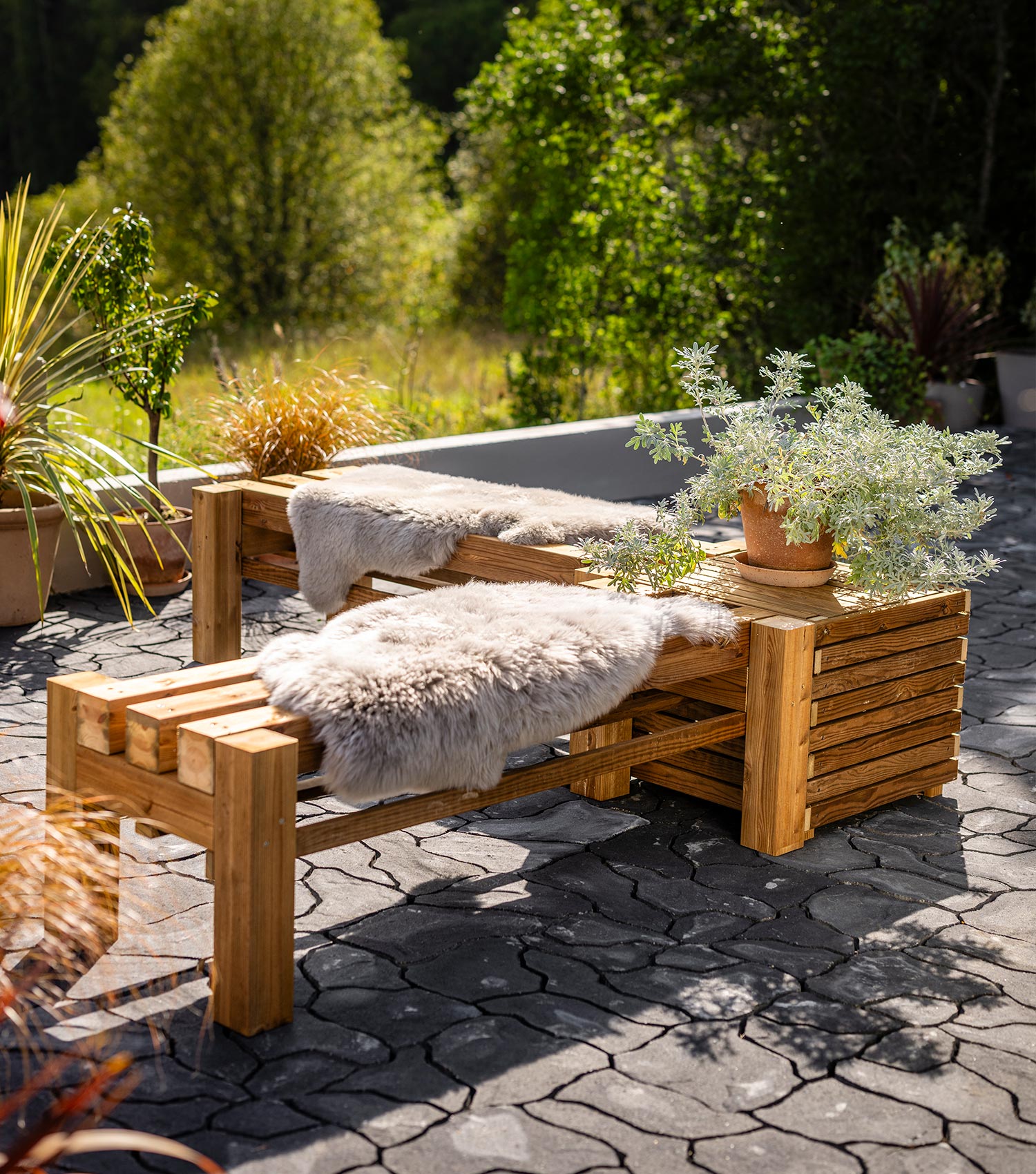 Tee itse puutarhapenkki: Kuvassa valmis penkki ja säilytyslaatikko