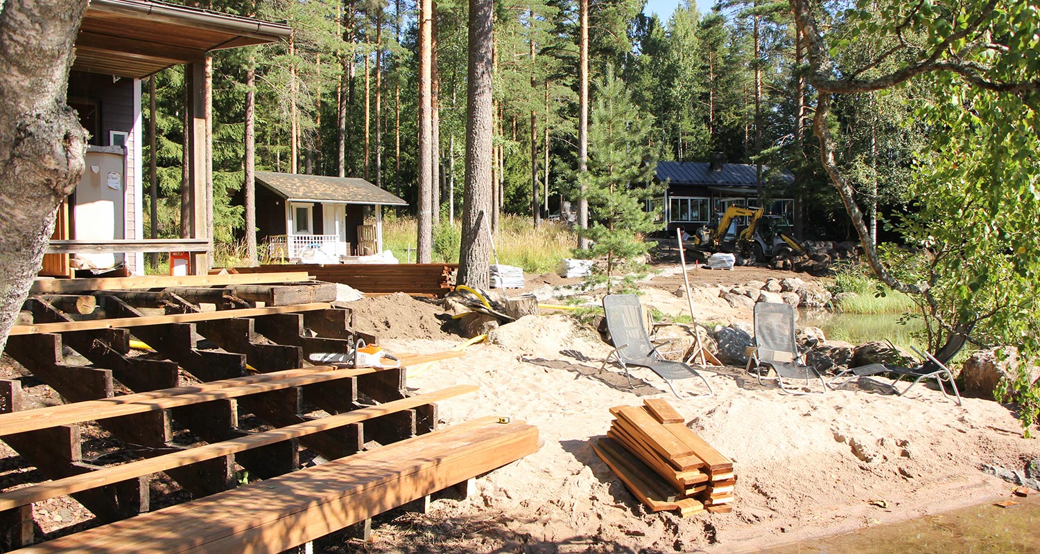 K-Rauta ja Huvila & Huussi remontoivat kesämökin pihan Asikkalassa. Kuvassa terassin rakentamista.