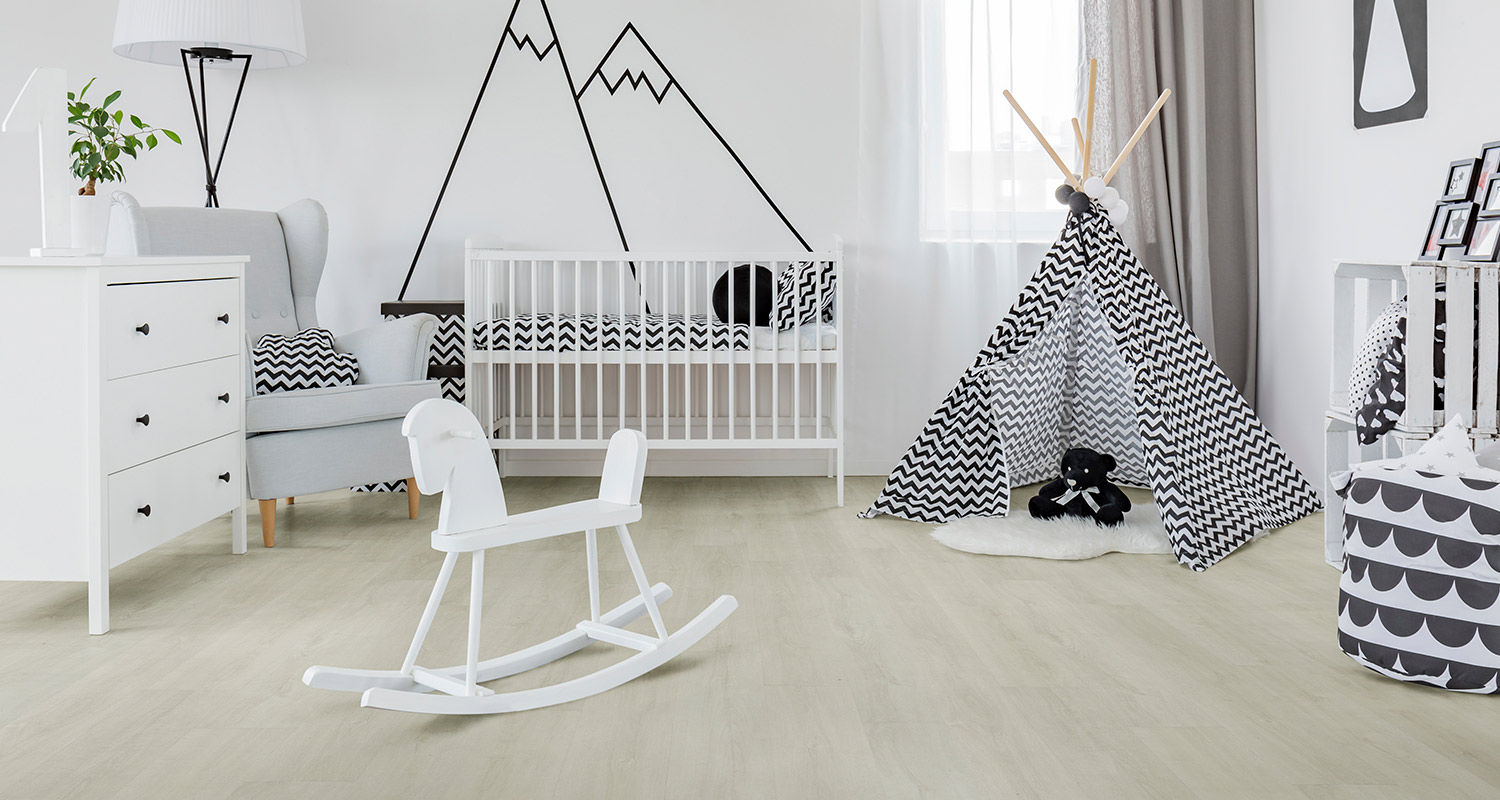 vaalea puukuvioinen vinyylilankku lastenhuoneessa