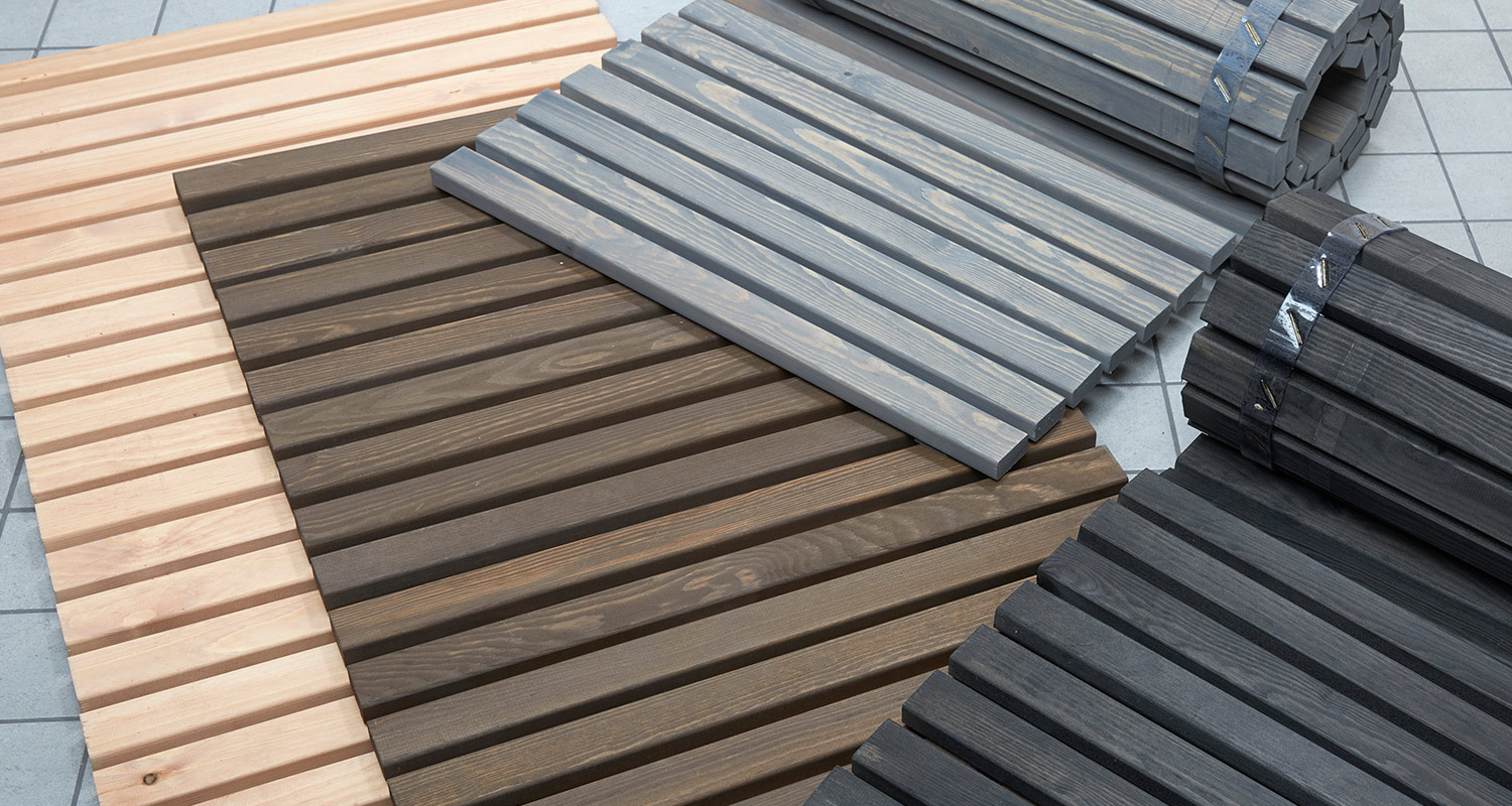 Cellon puumatot kylpyhuoneen lattialla, 4 eri väriä