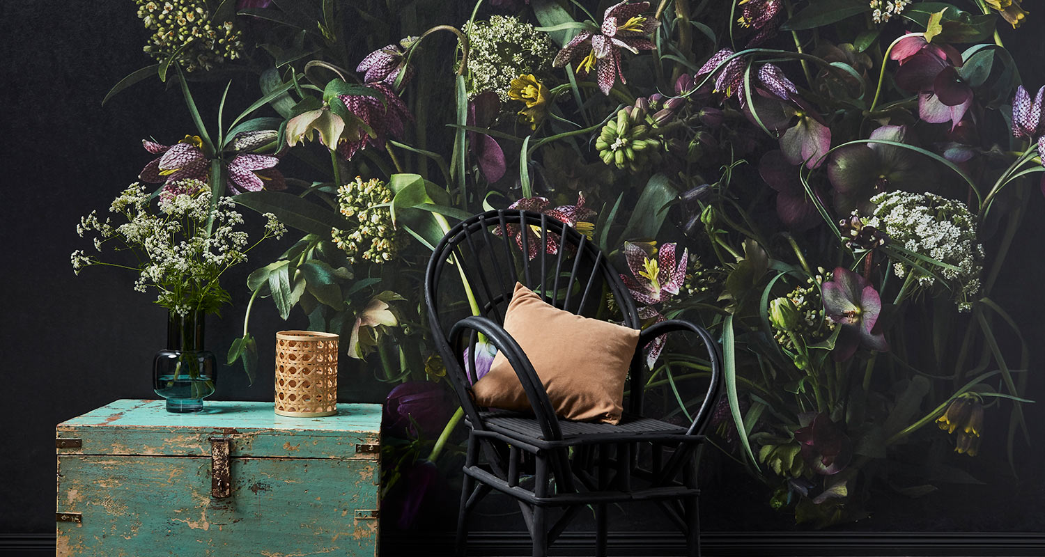  Vehreän Fritillarian-kukkakuvatapetin suunnitteli K-Raudalle Kreetta Järvenpää