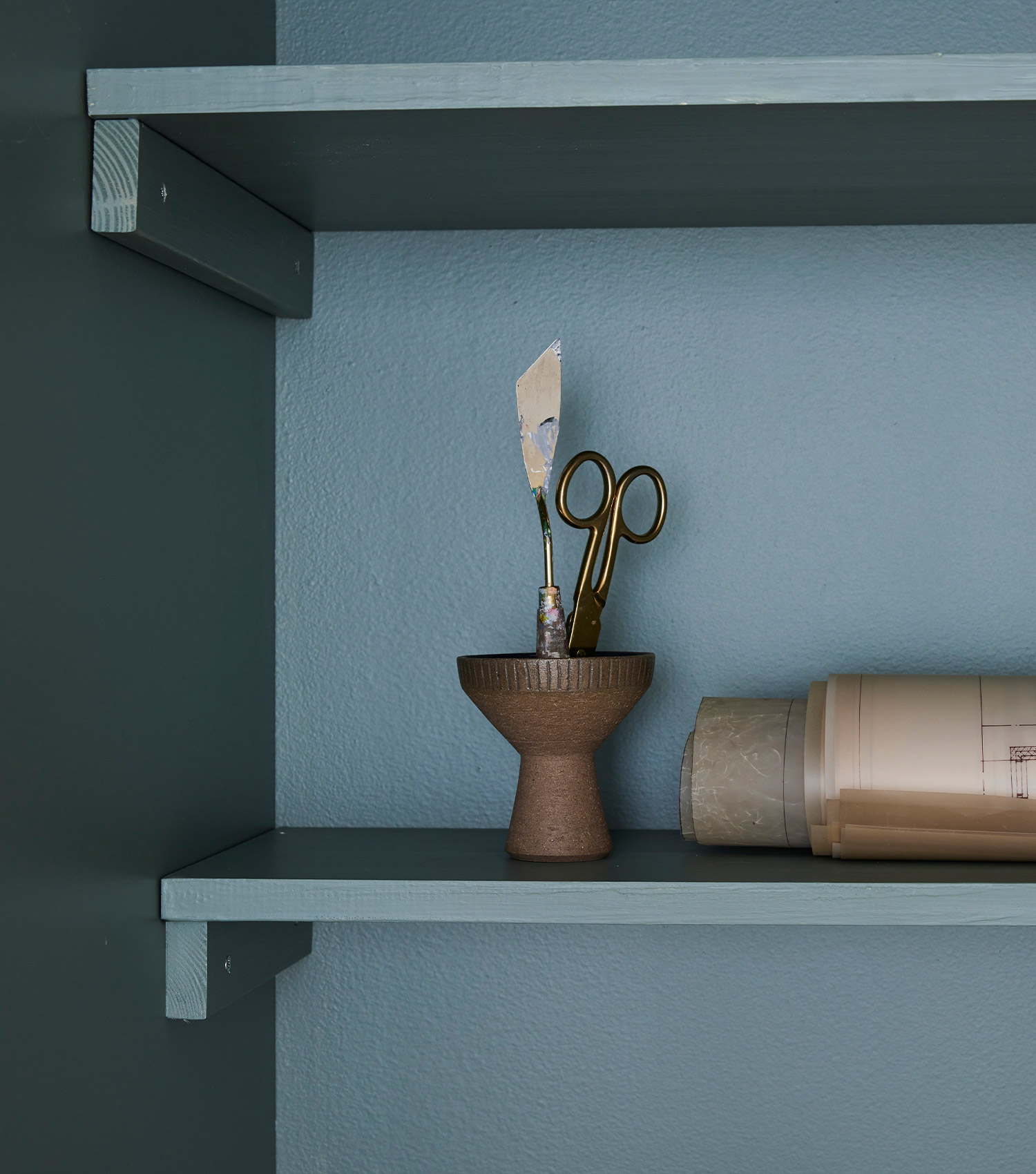 DIY: Työpöytä. Huoneen nurkkaan rakennettu uptettu työpiste.