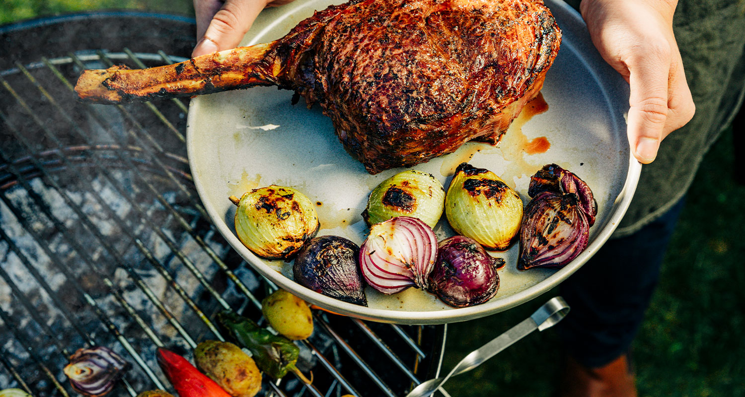 Mitä grillata? Tomahawk-pihvi ja chimichurro-kastike on yksi kesän grilliherkuista.