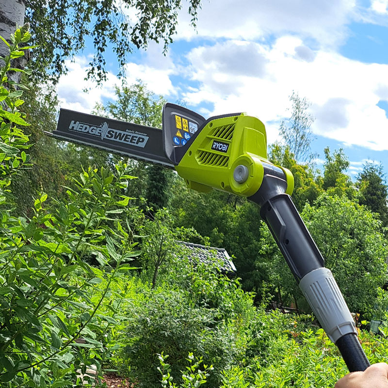 Testissä pihamaan pensaiden leikkauksessa pensasleikkuri Ryobi OPT1845 One+ 18V akkujen kera. Tuote on ostettavissa K-Raudasta.