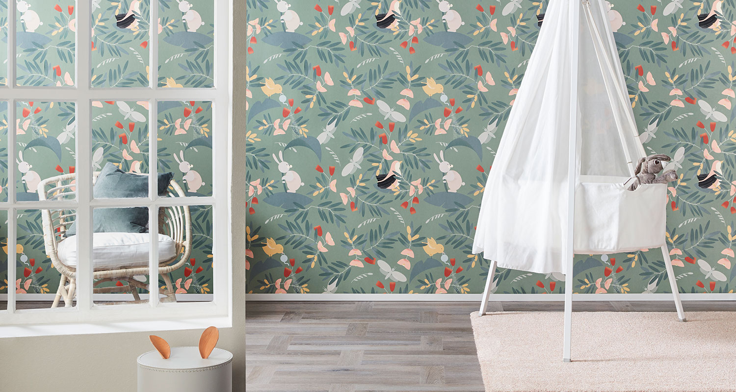 Heidi Valkolan K-Raudalle suunnittelema Niitty-tapetti lastenhuoneen seinässä