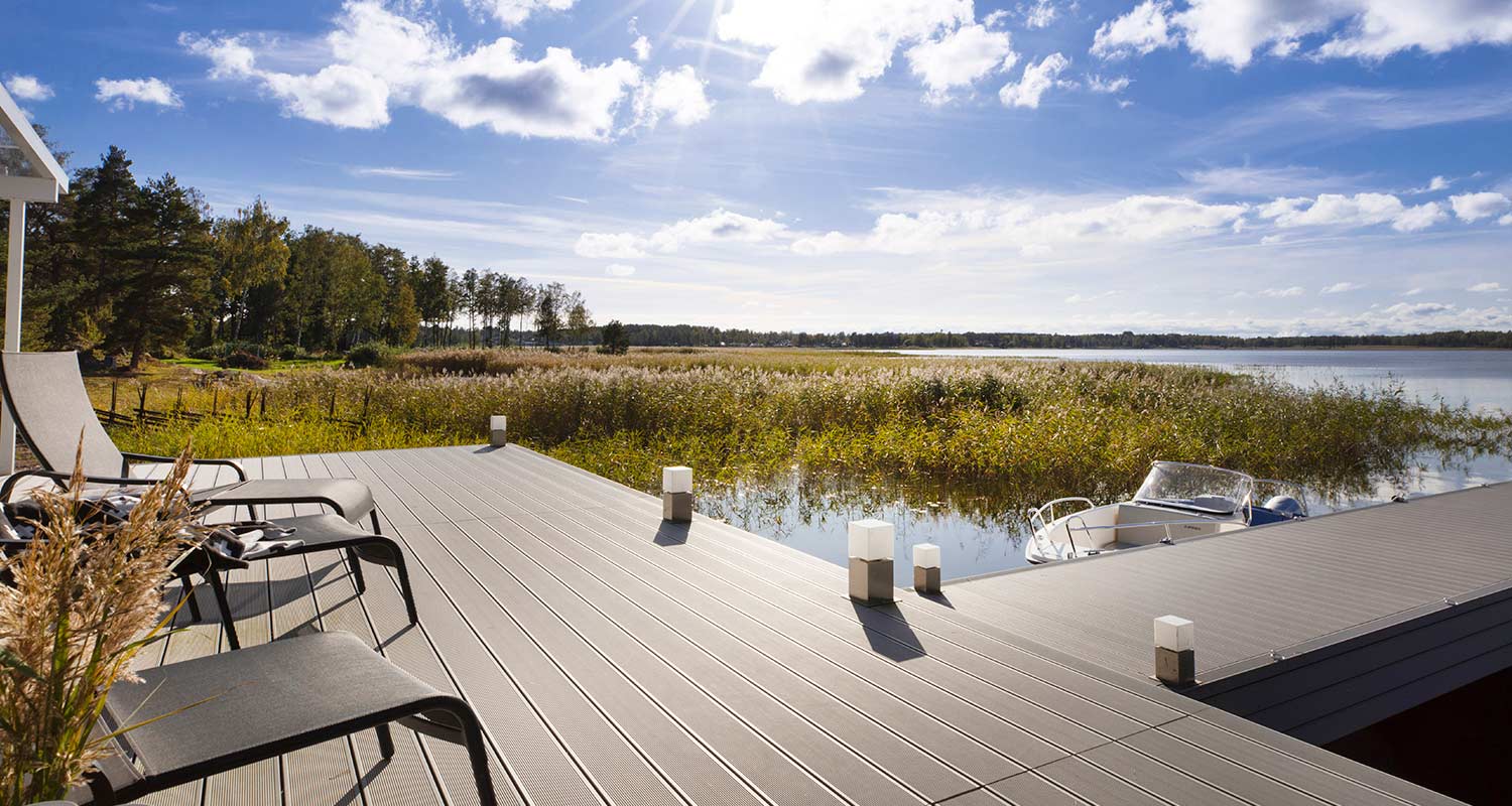 terassilauta ProFi Deck kivenharmaa merellisellä terassilaiturilla