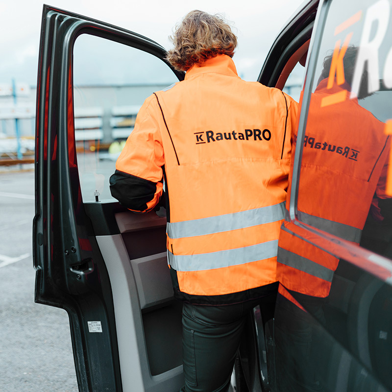 K-Rauta PRO -työtakki päällä oleva henkilö menossa pakettiautoon