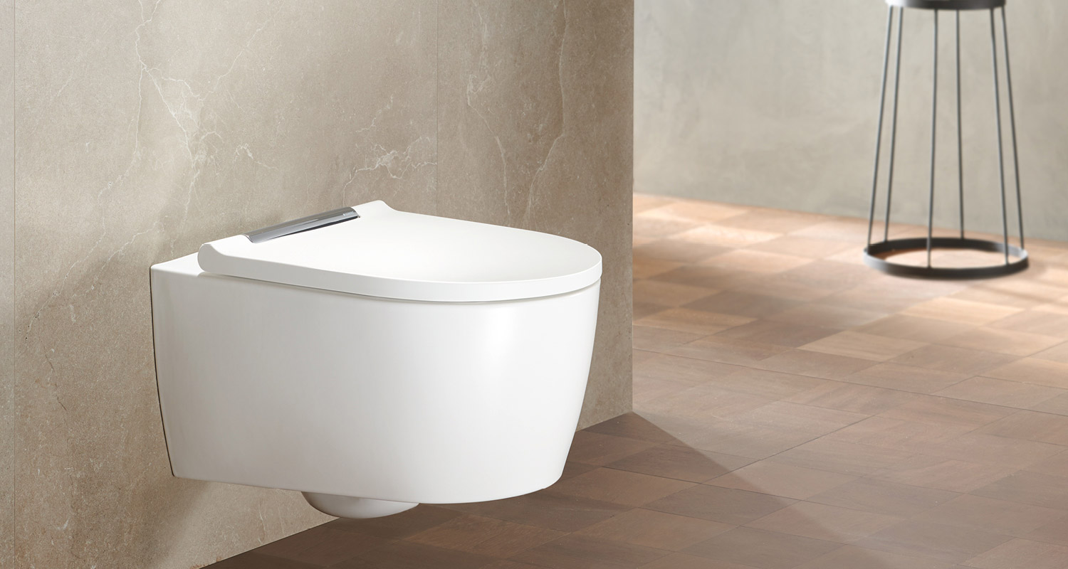 Seinäkiinnitteinen valkoinen äly-wc beige-marmoroidulla seinällä ja puun sävyisellä lattialla